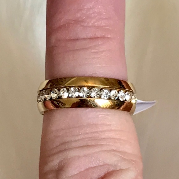 NWOT STAINLESS SIMULATED DIAMOND BAND - Picture 4 of 6